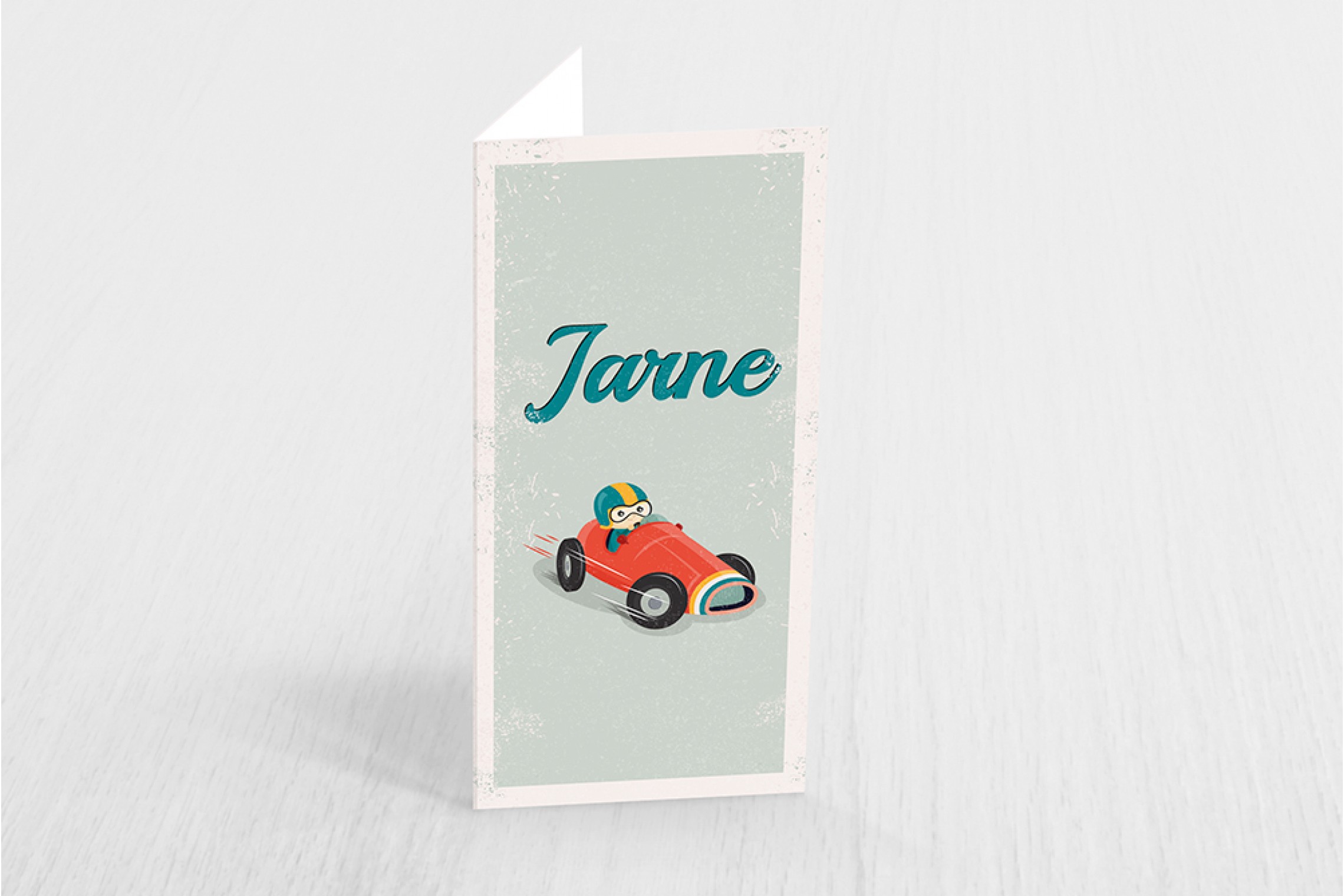 Jongen in racewagen